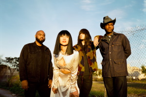 Khruangbin & Leon Bridges (c) Pooneh Ghana Khruangbin & Leon Bridges